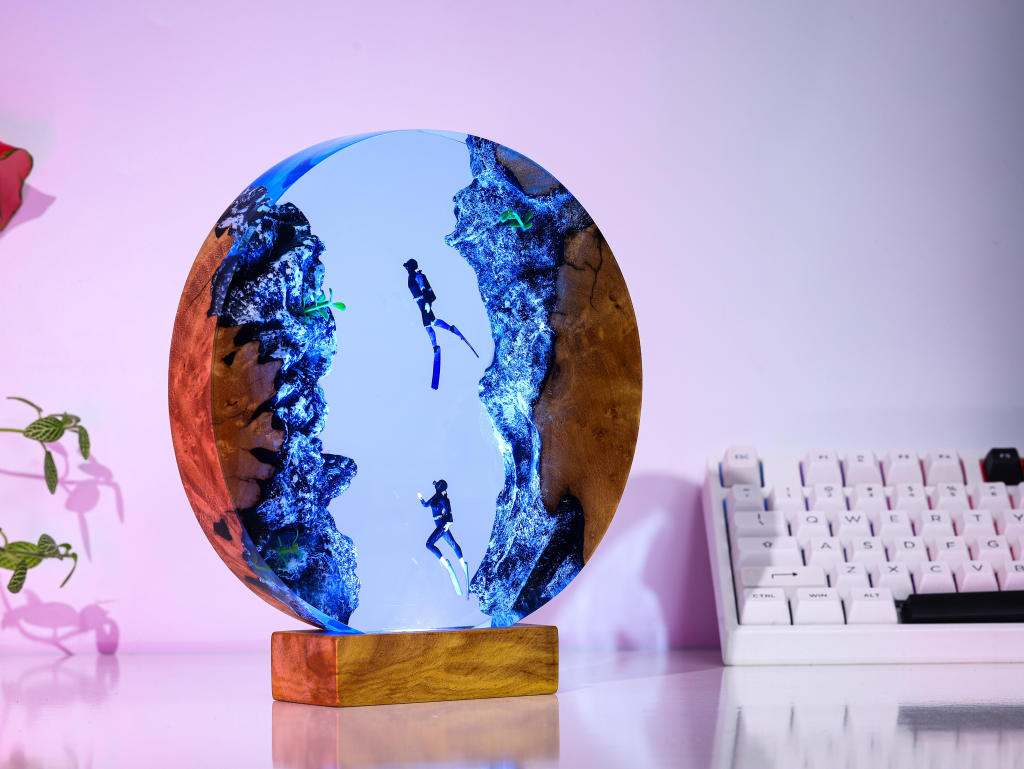 Ocean Window Diver Epoxy Lamp – LY431