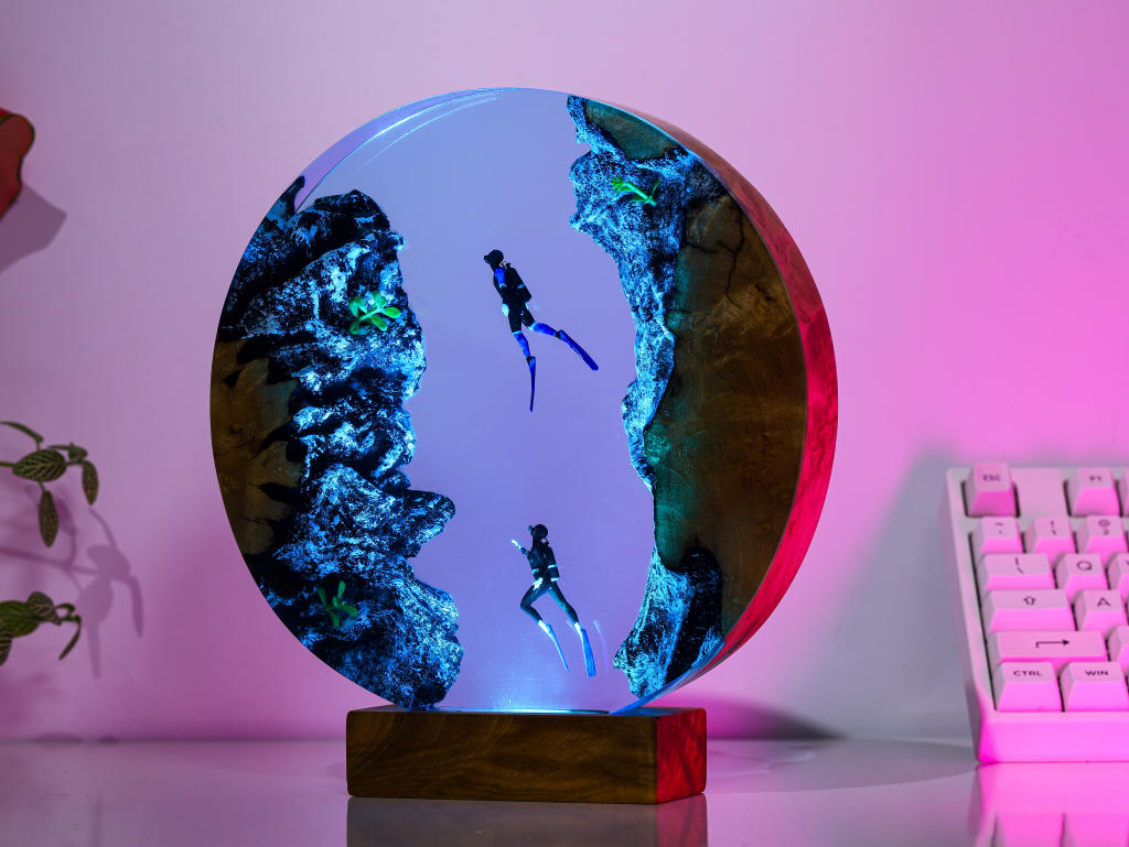 Ocean Window Diver Epoxy Lamp – LY431