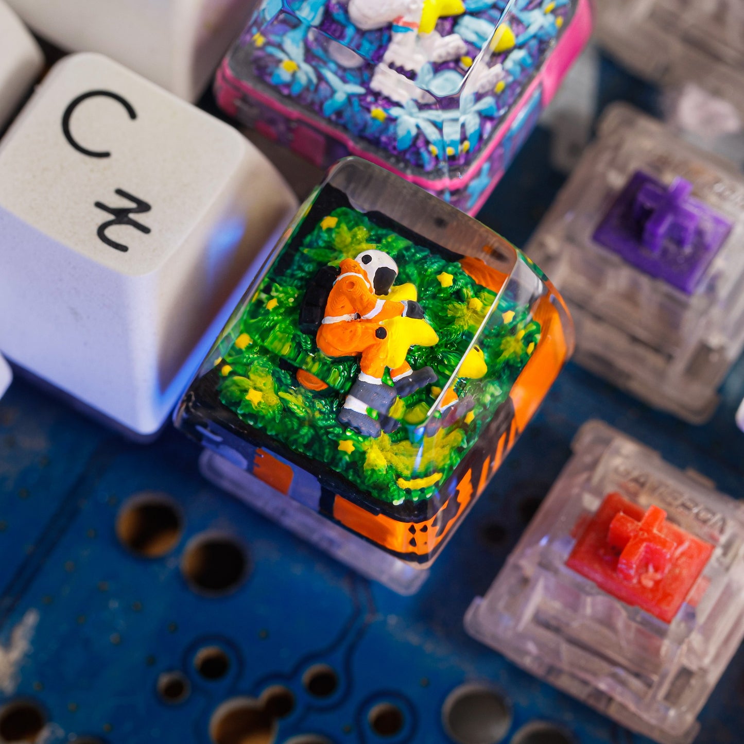 Keycap Astronaut Hugging Star Orange | Artisan Mechanical Keycap